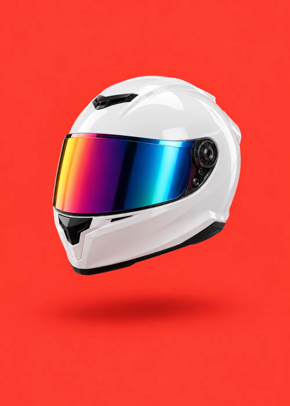 Capacete de moto branco com viseira espelhada sobre fundo vermelho